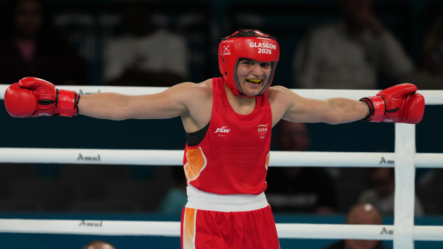 अरुंधति चौधरी रिंग में बांहें फैलाकर जीत का जश्न मनाते हुए - Arundhati Choudhary Ring Victory Arms Outstretched