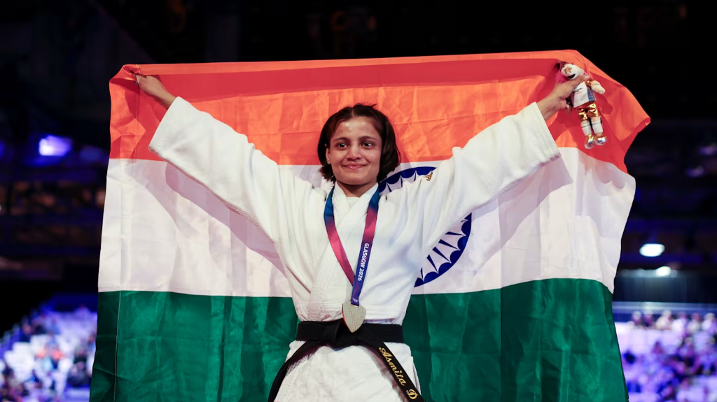 अस्मिता डे कॉमनवेल्थ गेम्स 2026 में स्वर्ण पदक जीतकर तिरंगे के साथ जश्न मनाते हुए (Asmita Dey Gold Medal CWG 2026)
