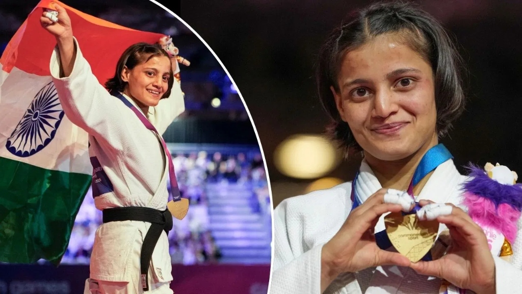 अस्मिता डे हाथ से हार्ट शेप बनाकर स्वर्ण पदक के साथ पोज़ देते हुए (Ashmita Dey Heart Pose CWG 2026)