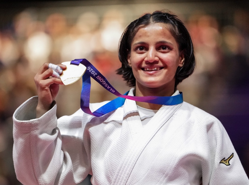 अस्मिता डे कॉमनवेल्थ गेम्स 2026 स्वर्ण पदक के साथ मुस्कराते हुए (Ashmita Dey Gold Medal Close Up)