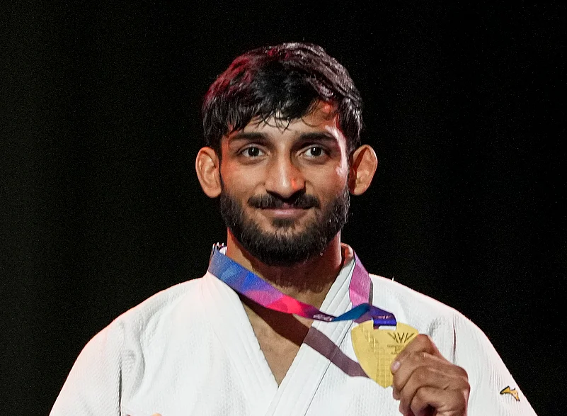 हर्ष सिंह कॉमनवेल्थ गेम्स 2026 जूडो स्वर्ण पदक प्रदर्शित करते हुए (Harsh Singh displaying Gold Medal Close-up)