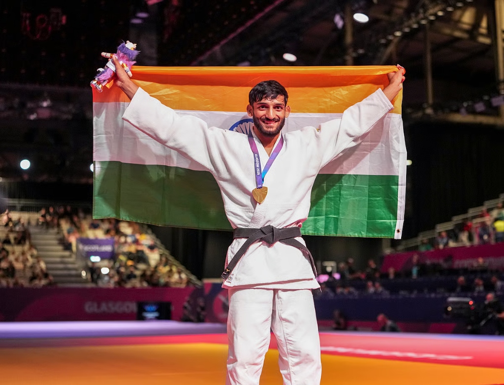 हर्ष सिंह तिरंगे के साथ कॉमनवेल्थ गेम्स 2026 जूडो स्वर्ण पदक का जश्न मनाते हुए (Harsh Singh holding Indian Flag CWG 2026 Gold Medal)