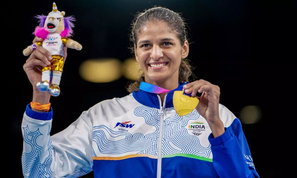 जैस्मिन लम्बोरिया कॉमनवेल्थ गेम्स 2026 स्वर्ण पदक व मैस्कॉट खिलौना पोडियम - Jaismine Lamboria CWG 2026 Gold Medal Podium Victory Mascot
