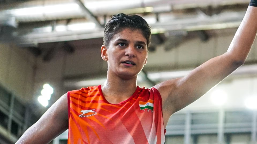 जैस्मिन लम्बोरिया मुक्केबाजी मुकाबला जीत जर्सी हाथ ऊपर उठा - Jaismine Lamboria Boxing Bout Victory Red Jersey