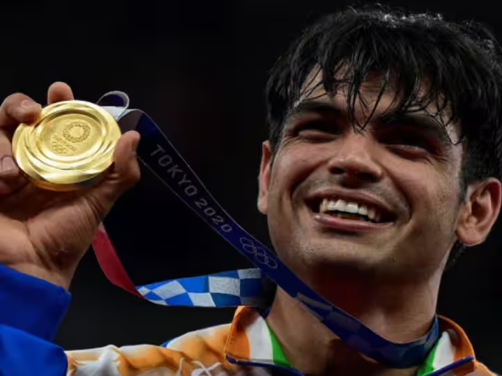 नीरज चोपड़ा टोक्यो 2020 ओलंपिक स्वर्ण पदक के साथ मुस्कराते हुए (Neeraj Chopra Gold Medal Olympics)