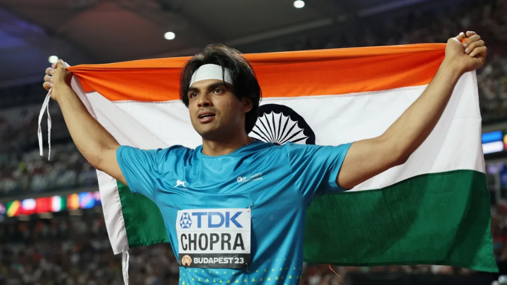 नीरज चोपड़ा तिरंगे के साथ जीत का जश्न मनाते हुए (Neeraj Chopra holding Indian Flag)