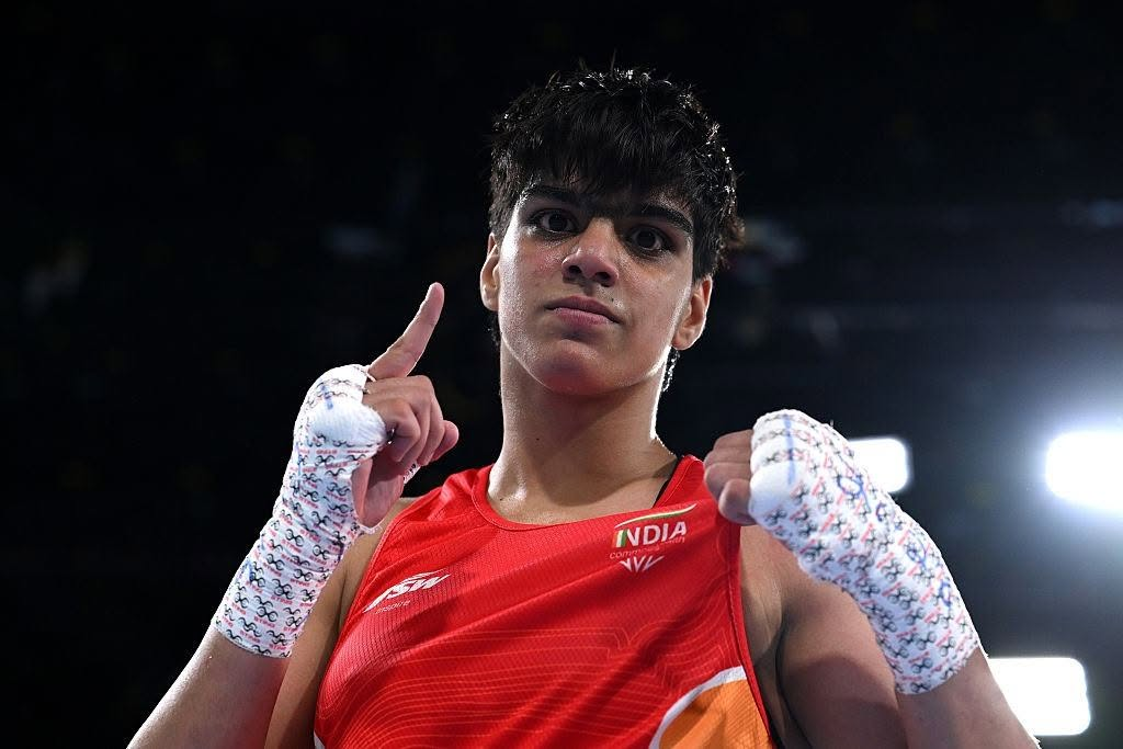 प्रिया घंघास हैंड रैप्स के साथ बॉक्सिंग एरिना में पॉवरफुल पोर्ट्रेट - Priya Ghanghas Hand Wraps Portrait in Arena