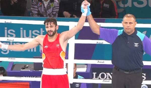 सचिन सिवाच का रिंग में रेफरी द्वारा हाथ उठाकर विजय घोषित करना - Referee Raising Sachin Siwach Arm in Victory