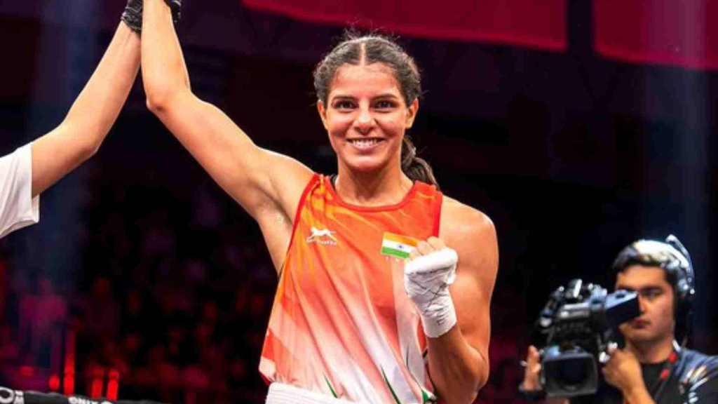 साक्षी चौधरी रिंग में हाथ उठाकर जीत का जश्न मनाते हुए - Sakshi Choudhary Arm Raised Victory in Boxing Ring