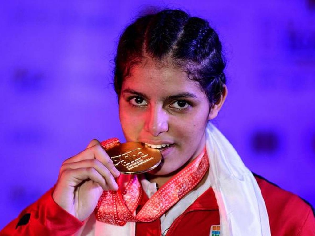साक्षी चौधरी वर्ल्ड यूथ मुक्केबाजी स्वर्ण पदक के साथ - Sakshi Choudhary AIBA World Youth Boxing Gold Medal